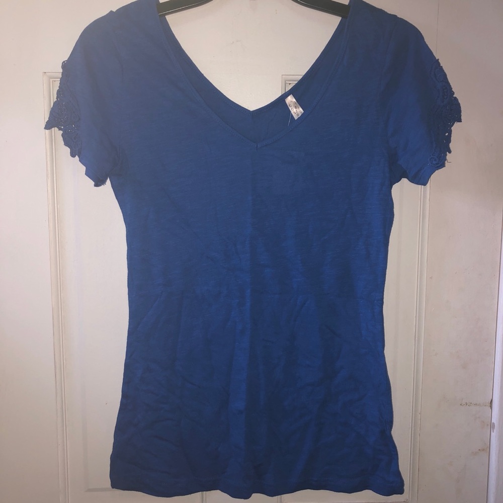 NWT Double v-neck Tee w/lace sleeves